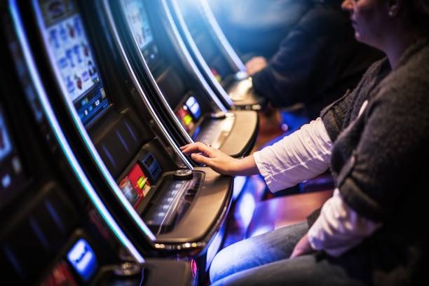 Slot game interface on arena333 mobile app showing bet controls and paytable